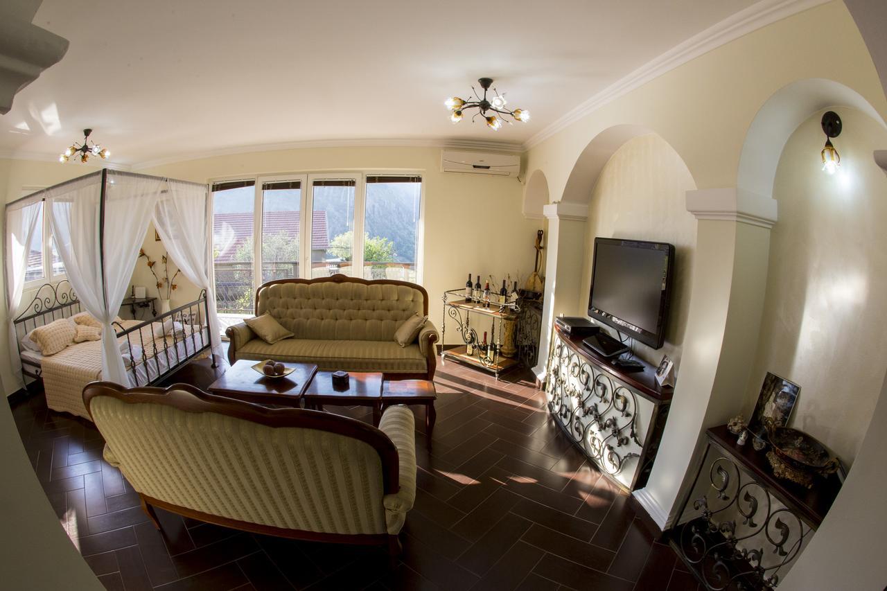 Golden View Apartment